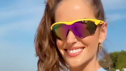 VIDEO / Izabel Goulart pronta per il surf. Lady Trapp, fisico top in costume
