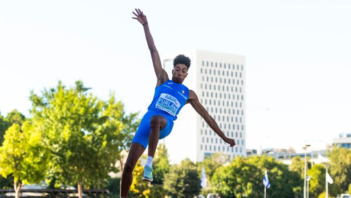 JERUSALEM, ISRAEL - AUGUST 08: Mattia Furlani of Italy competes in Men's Long Jump during European Athletics U20 Championships Jerusalem - Day Two on August 08, 2023 in Jerusalem, Israel. (Photo by Jurij Kodrun/Getty Images for European Athletics) Furlani, primatista di salto in lungo: “Sono orfano di Mou, ma De Rossi è un idolo” - immagine 1