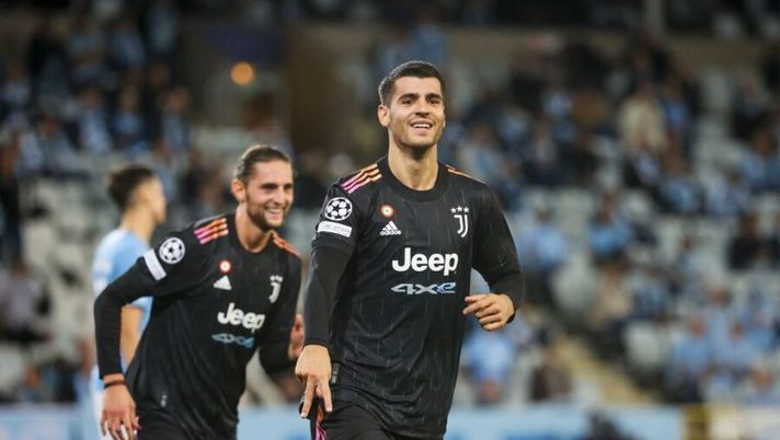 Juventus' Spanish forward Alvaro Morata celebrates scoring the 0-3 goal with his teammates during the UEFA Champions League group H football match Malmo FF vs Juventus F.C. in Malmo, Sweden on September 14, 2021. - Sweden OUT (Photo by Andreas HILLERGREN / various sources / AFP) / Sweden OUT (Photo by ANDREAS HILLERGREN/TT News Agency/AFP via Getty Images) ATTACCO – Tutti gli attaccanti per la 6a giornata al fantacalcio: chi mettere, fascia per fascia- immagine 1