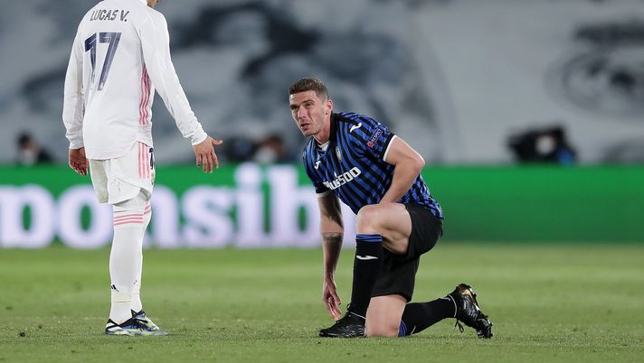 MADRID, SPAIN - MARCH 16: Robin Gosens of Atalanta B.C. looks to be injured as he is checked by Lucas Vazquez of Real Madrid during the UEFA Champions League Round of 16 match between Real Madrid and Atalanta at Estadio Alfredo Di Stefano on March 16, 2021 in Madrid, Spain. Sporting stadiums around Spain remain under strict restrictions due to the Coronavirus Pandemic as Government social distancing laws prohibit fans inside venues resulting in games being played behind closed doors. (Photo by Gonzalo Arroyo Moreno/Getty Images) MADRID, SPAIN - MARCH 16: Robin Gosens of Atalanta B.C. looks to be injured as he is checked by Lucas Vazquez of Real Madrid during the UEFA Champions League Round of 16 match between Real Madrid and Atalanta at Estadio Alfredo Di Stefano on March 16, 2021 in Madrid, Spain. Sporting stadiums around Spain remain under strict restrictions due to the Coronavirus Pandemic as Government social distancing laws prohibit fans inside venues resulting in games being played behind closed doors. (Photo by Gonzalo Arroyo Moreno/Getty Images)