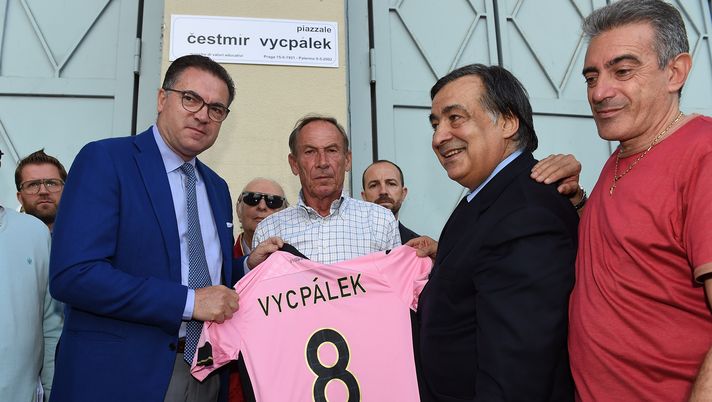 PALERMO, ITALY - OCTOBER 20: Andrea Cardinaletti, CEO of US Citta di Palermo, Zdenek Zeman, Leoluca Orlando, Mayor of Palermo, and Salvatore Antibo attend the Cestmir Vycpalek remembrance ceremony at Stadio Renzo Barbera on October 20, 2014 in Palermo, Italy. (Photo by Tullio M. Puglia/Getty Images) PALERMO, ITALY - OCTOBER 20: Andrea Cardinaletti, CEO of US Citta di Palermo, Zdenek Zeman, Leoluca Orlando, Mayor of Palermo, and Salvatore Antibo attend the Cestmir Vycpalek remembrance ceremony at Stadio Renzo Barbera on October 20, 2014 in Palermo, Italy. (Photo by Tullio M. Puglia/Getty Images)