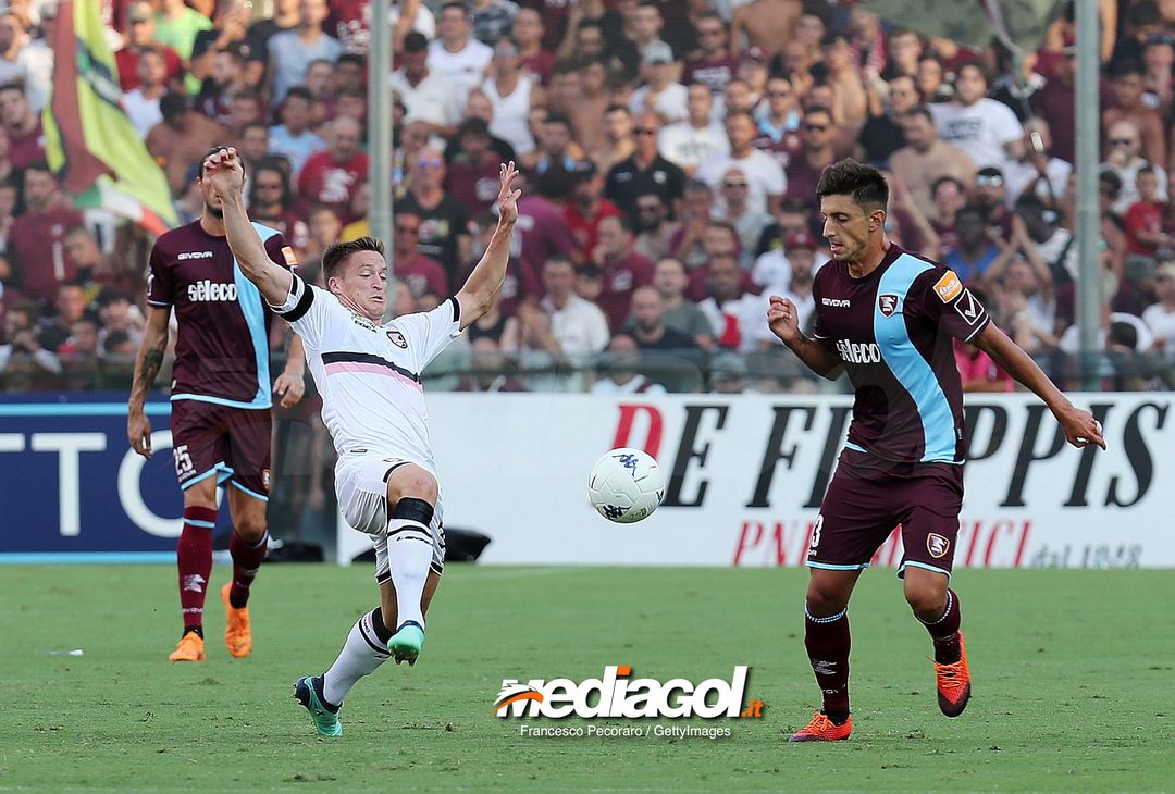  SALERNO, ITALY - AUGUST 25: Player of US Salernitana Luca Castiglia vies with US Citta di Palermo player Radoslaw Murawski during the Serie B match between US Salernitana and US Citta di Palermo on August 25, 2018 in Salerno, Italy.  (Photo by Francesco Pecoraro/Getty Images) 