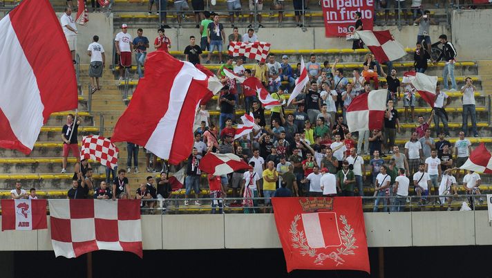 BARI, ITALY - AUGUST 31: The fans of Bari during the Serie B match between AS Bari and Brescia Calcio at Stadio San Nicola on August 31, 2013 in Bari, Italy. (Photo by Giuseppe Bellini/Getty Images) Bari-Taranto, lo storico: “Quello dei due mari è il vero derby di Puglia…” - immagine 1