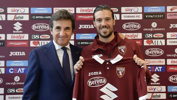 Il Presidente del Torino, Urbano Cairo, con il nuovo acquisto granata, Simone Verdi (credits: Official Torino FC 1906 Twitter account)