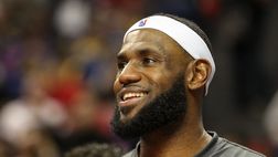 LeBron James, passeggiata in bici… in pieno centro a Los Angeles