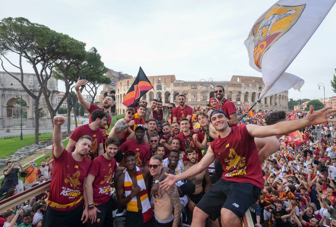 Roma, il popolo giallorosso in festa visto dal pullman della squadra – FOTO GALLERY - immagine 53