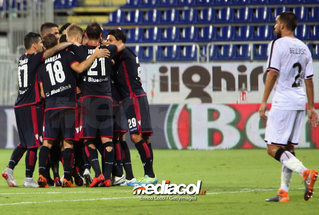  CAGLIARI, ITALY - AUGUST 12: Leonardo Pavoletti of Cagliari celebrates with the team-mates his goal 1-0   during the Coppa Italia match between Cagliari Calcio and US Citta di Palermo at  on August 12, 2018 in cagliari, Italy.  (Photo by Enrico Locci/Getty Images) 