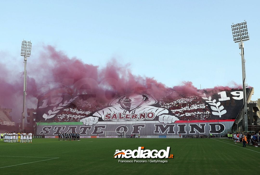  SALERNO, ITALY - AUGUST 25:  A minute of silence in memory of the victims of Genova's Morand bridge collapse during the Serie B match between US Salernitana and US Citta di Palermo on August 25, 2018 in Salerno, Italy.  (Photo by Francesco Pecoraro/Getty Images) 