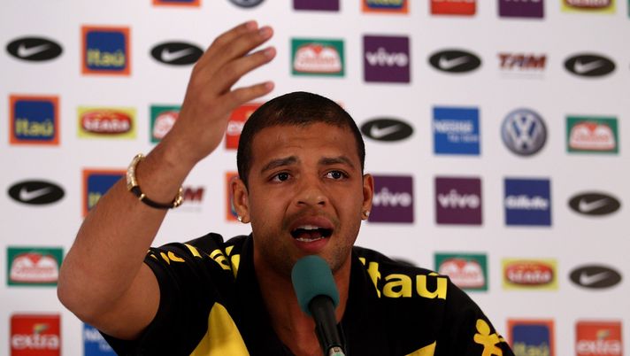 JOHANNESBURG, SOUTH AFRICA - JUNE 12: Felipe Melo talks to the media during the Brazil team press conference at The Fairways Hotel on June 12, 2010 in Johannesburg, South Africa. The Brazil national team are in South Africa to contest the 2010 FIFA World Cup. (Photo by Richard Heathcote/Getty Images) Incredibile ma vero, Felipe Melo…si schiera con Messi contro Canelo: “È solo un tizio che dice str***ate…” - immagine 1