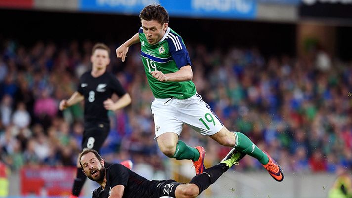 BELFAST, NORTHERN IRELAND - JUNE 02: Shay McCartan (R) of Northern Ireland is fouled by Andrew Durante (L) of New Zealand during the international friendly football match between Northern Ireland and New Zealand at Windsor Park on June 2, 2017 in Belfast, United Kingdom. (Photo by Charles McQuillan/Getty Images) Gestacci ai tifosi dopo i gol nel derby di Belfast: cartellino rosso, scambi di accuse e ricorsi - immagine 1