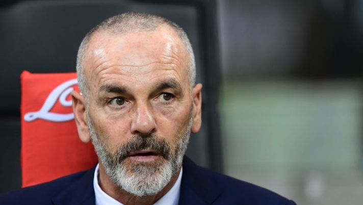 Inter Milan's Italian coach Stefano Pioli looks on prior to the Italian Serie A football match between Inter Milan and Sampdoria at the San Siro stadium in Milan on April 3, 2017. / AFP PHOTO / MIGUEL MEDINA (Photo credit should read MIGUEL MEDINA/AFP/Getty Images) Inter, Pioli: “Ho un nuovo titolare in difesa! La sostituzione di Joao Mario…” - immagine 1