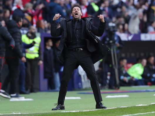 MADRID, SPAIN - NOVEMBER 10: Diego Simeone, Manager of Atletico Madrid celebrates after a VAR review leads to his team's first goal being awarded during the La Liga match between Club Atletico de Madrid and RCD Espanyol at Wanda Metropolitano on November 10, 2019 in Madrid, Spain. (Photo by Gonzalo Arroyo Moreno/Getty Images) Milenkovic, le pretendenti sono tante: spunta una pista spagnola- immagine 2