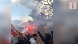 VIDEO Roma-Ajax, la carica dei tifosi giallorossi: cori e fumogeni all’uscita da Trigoria