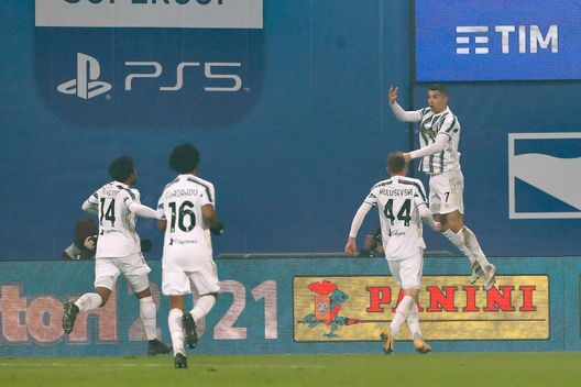 La Juventus festeggia il gol di Cristiano Ronaldo in Supercoppa La Juventus festeggia il gol di Cristiano Ronaldo in Supercoppa