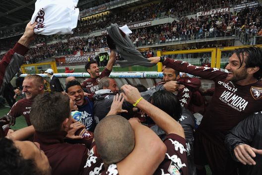  TURIN, ITALY - MAY 20: Torino FC head coach Giampiero Ventura (C) celebrates their promotion to Serie A with his players during the Serie B match between Torino FC and Modena FC at Olimpico Stadium on May 20, 2012 in Turin, Italy. (Photo by Valerio Pennicino/Getty Images) 