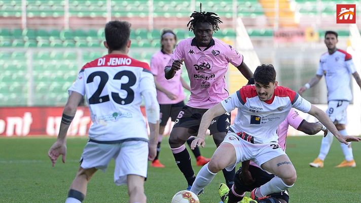 Palermo, contro il Bari ballottaggio in difesa: out Somma e Palazzi, si giocano il posto in due Palermo, contro il Bari ballottaggio in difesa: out Somma e Palazzi, si giocano il posto in due