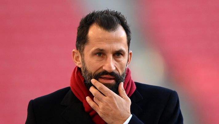STUTTGART, GERMANY - NOVEMBER 28: Hasan Salihamidzic Sporting Director of Bayern Munich prior to the Bundesliga match between VfB Stuttgart and FC Bayern Muenchen at Mercedes-Benz Arena on November 28, 2020 in Stuttgart, Germany. Germany. Football Stadiums around Europe remain empty due to the Coronavirus Pandemic as Government social distancing laws prohibit fans inside venues resulting in fixtures being played behind closed doors. (Photo by Matthias Hangst/Getty Images) Tracollo Bayern, Salihamidzic è distrutto: “Sono sotto shock, non ho parole”. E sfuma un possibile record…. - immagine 1