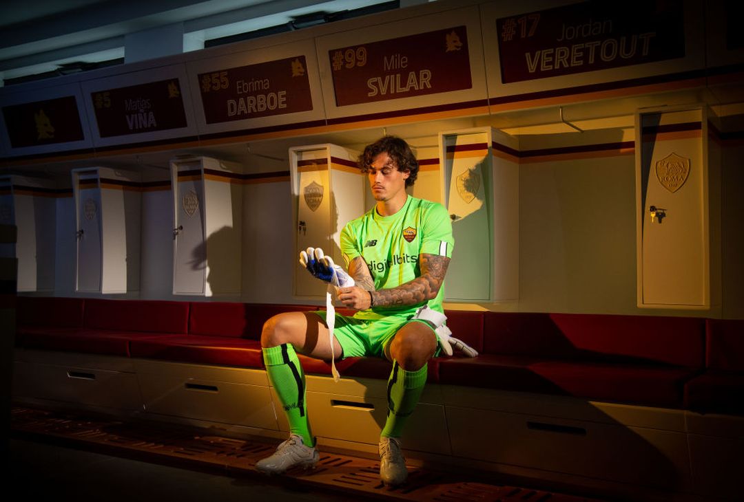 Ecco Svilar: gli scatti tra arrivo, firma e nuova maglia a Trigoria – FOTO GALLERY - immagine 30