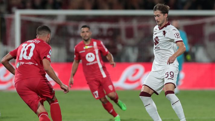 MONZA, ITALY - AUGUST 13: Aleksej Miranchuk of Torino FC is challenged by Mattia Valoti of AC Monza during the Serie A match between AC Monza and Torino FC at Stadio Brianteo on August 13, 2022 in Monza, Italy. (Photo by Emilio Andreoli/Getty Images) miranchuk torino