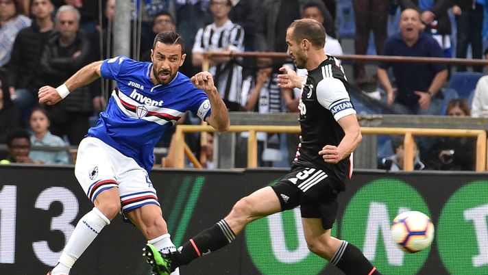 26 maggio, Sampdoria-Juventus 1-0, un contrasto tra Fabio Quagliarella e Giorgio Chiellini (credits: GETTY Images) 