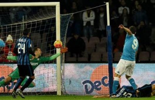 Higuain batte per la prima volta Handanovic (foto: calciomercato.com) Higuain batte per la prima volta Handanovic (foto: calciomercato.com)