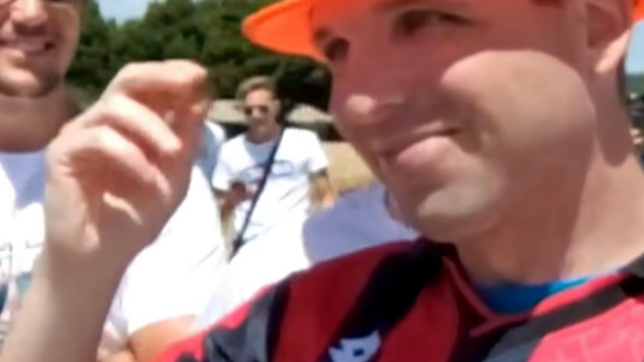 Tifoso dell'Inter con la maglia del Milan