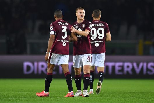 TURIN, ITALY - OCTOBER 22: Tommaso Pobega and Gleison Bremer of Torino FC celebrate victory at the end of the Serie A match between Torino FC and Genoa CFC at Stadio Olimpico di Torino on October 22, 2021 in Turin, Italy. (Photo by Valerio Pennicino/Getty Images) Torino-Genoa 3-2: dominio e poi sofferenza per il rilancio granata- immagine 2