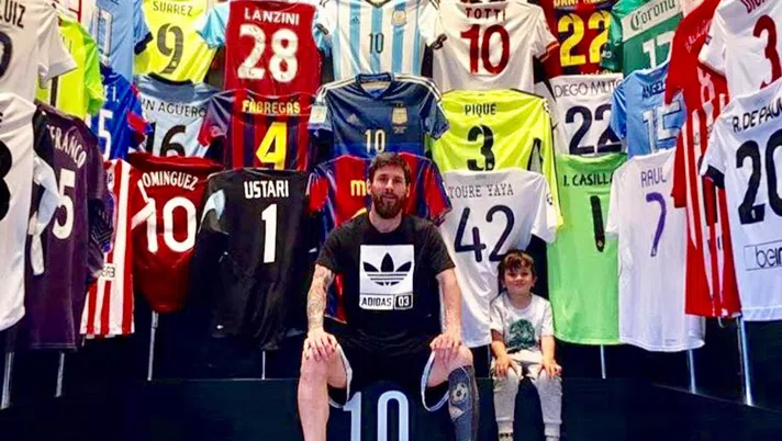 Foto: la collezione di maglie di Leo Messi, c&#8217;è quella di Totti. E Cristiano Ronaldo?