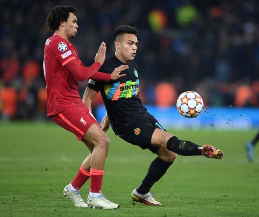 (Photo by Michael Regan/Getty Images) Vende abbigliamento alle stelle del calcio…come lui: il fiuto per gli affari di Alexander-Arnold- immagine 3