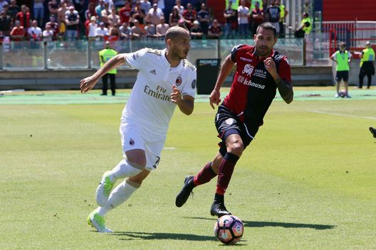  CAGLIARI, ITALY - MAY 28: Marco Boriello of Cagliari in contrast with GAbriel Paletta of Milan during the Serie A match between Cagliari Calcio and AC Milan at Stadio Sant'Elia on May 28, 2017 in Cagliari, Italy. (Photo by Enrico Locci/Getty Images) 