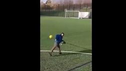 VIDEO/ Gol pazzesco: segna… il guardalinee!