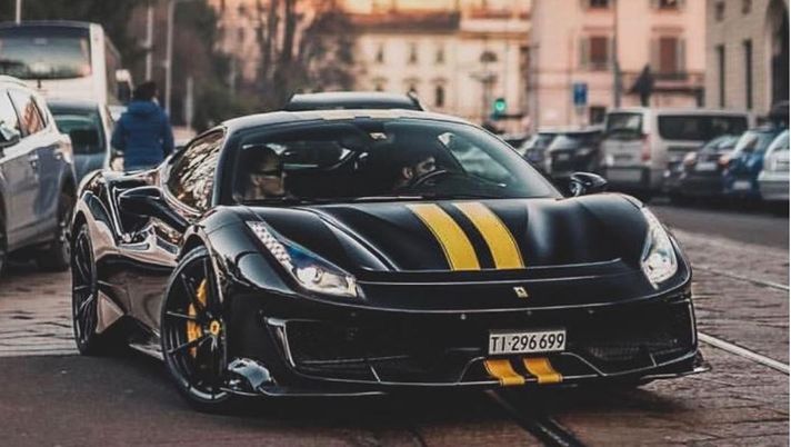 Iannone, inversione sulla Ferrari e accanto a lui c’è una misteriosa mora  Iannone, inversione sulla Ferrari e accanto a lui c’è una misteriosa mora