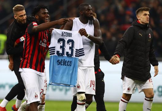13 aprile 2019, Milan-Lazio 1-0: Franck Kessie e Tiemoue Bakayoko mostrano la maglia di Francesco Acerbi sotto la Curva Sud (credits: GETTY Images)