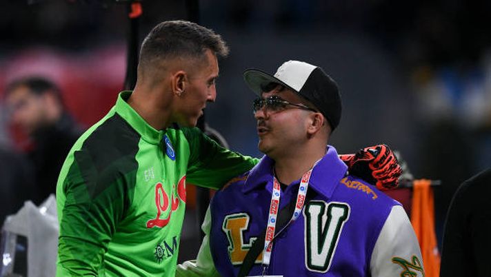 Italian rapper Emanuele Palumbo better known as Geolier greets Pierluigi Gollini of SSC Napoli during the Serie A match between SSC Napoli and AC Milan at Stadio Diego Armando Maradona on April 02, 2023 in Naples, Italy (Photo by Giuseppe Maffia/NurPhoto via Getty Images) Sanremo, Geolier: “Gollini viene spesso in studio, abbiamo fatto un freestyle” - immagine 1