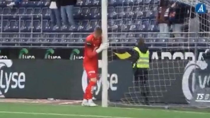 Norvegia: portiere sposta i pali per ridurre lo spazio della porta - immagine 1