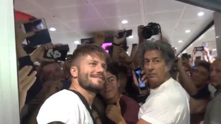 VIDEO – Schone è arrivato, aeroporto di Genova in delirio: quanti cori, che bolgia! - immagine 1