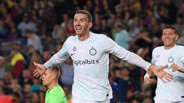 Inter Milan's German midfielder Robin Gosens (2L) celebrates scoring his team's third goal during the UEFA Champions League 1st round, group C, football match between FC Barcelona and Inter Milan at the Camp Nou stadium in Barcelona on October 12, 2022. (Photo by Josep LAGO / AFP) (Photo by JOSEP LAGO/AFP via Getty Images) Gosens: “L’Inter si merita il vero Robin, qui sono felice. Ecco cosa mi è mancato finora” - immagine 1