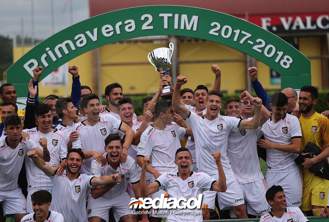  FLORENCE, ITALY - MAY 16: All players of US Citta' di Palermo U19 celebrate the victory during the SuperCoppa primavera 2 match between Novara U19 and US Citta di Palermo U19 at Centro Tecnico Federale di Coverciano on May 16, 2018 in Florence, Italy.  (Photo by Gabriele Maltinti/Getty Images) 