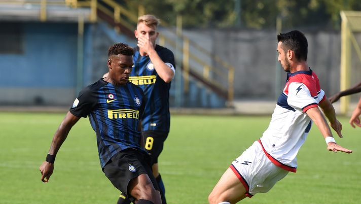 SESTO SAN GIOVANNI, ITALY - OCTOBER 22: (L-R) Andreaw Gravillon of FC Internazionale Primavera competes for the ball during the Primavera Tim juvenile match between FC Internazionale and FC Crotone at Stadio Breda on October 22, 2016 in Sesto San Giovanni, Italy. (Photo by Pier Marco Tacca - Inter/FC Internazionale via Getty Images) Torino, ecco chi è Gravillon: difensore con stazza fisica ed esperienza in Italia - immagine 1