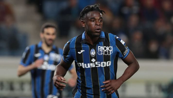 BERGAMO, ITALY - APRIL 18: Duvan Zapata of Atalanta BC looks on during the Serie A match between Atalanta BC and Hellas Verona FC at Gewiss Stadium on April 18, 2022 in Bergamo, Italy. (Photo by Emilio Andreoli/Getty Images) Atalanta, le prove di formazione con Zapata: cosa filtra sulla gestione di Ederson e Muriel - immagine 1