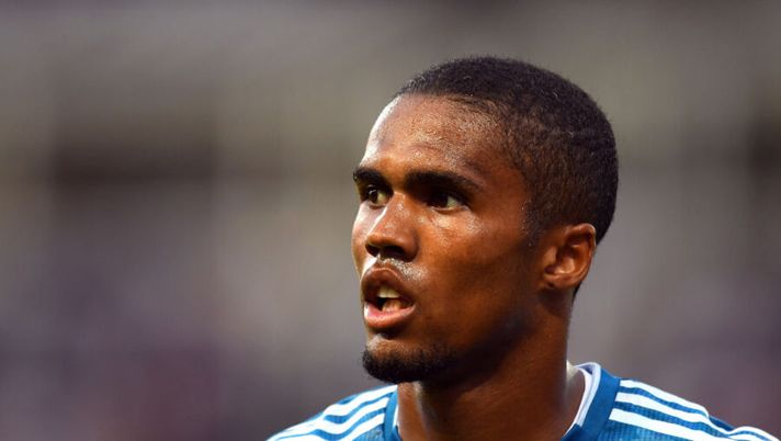 PARMA, ITALY - AUGUST 24: Douglas Costa of Juventus looks on during the Serie A match between Parma Calcio and Juventus at Stadio Ennio Tardini on August 24, 2019 in Parma, Italy. (Photo by Alessandro Sabattini/Getty Images) Juve, De Sciglio torna in gruppo. Le ultime dall’allenamento su Douglas e Ramsey - immagine 1