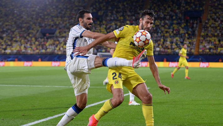 VILLARREAL, SPAIN - SEPTEMBER 14: Alfonso Pedraza of Villarreal is challenged by Davide Zappacosta of Atalanta during the UEFA Champions League group F match between Villarreal CF and Atalanta at Estadio de la Ceramica on September 14, 2021 in Villarreal, Spain. (Photo by Aitor Alcalde/Getty Images) VILLARREAL, SPAIN - SEPTEMBER 14: Alfonso Pedraza of Villarreal is challenged by Davide Zappacosta of Atalanta during the UEFA Champions League group F match between Villarreal CF and Atalanta at Estadio de la Ceramica on September 14, 2021 in Villarreal, Spain. (Photo by Aitor Alcalde/Getty Images)