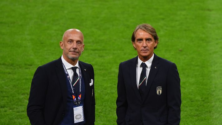 AMSTERDAM, NETHERLANDS - SEPTEMBER 07: Head coach of Italy Roberto Mancini and Gianluca Vialli of Italy pause for the camera before to the UEFA Nations League group stage match between Netherlands and Italy at Johan Cruijff Arena on September 7, 2020 in Amsterdam, Netherlands. (Photo by Claudio Villa/Getty Images) Vialli – Mancini e gli altri: coppie d’oro…da sogno mondiale- immagine 1