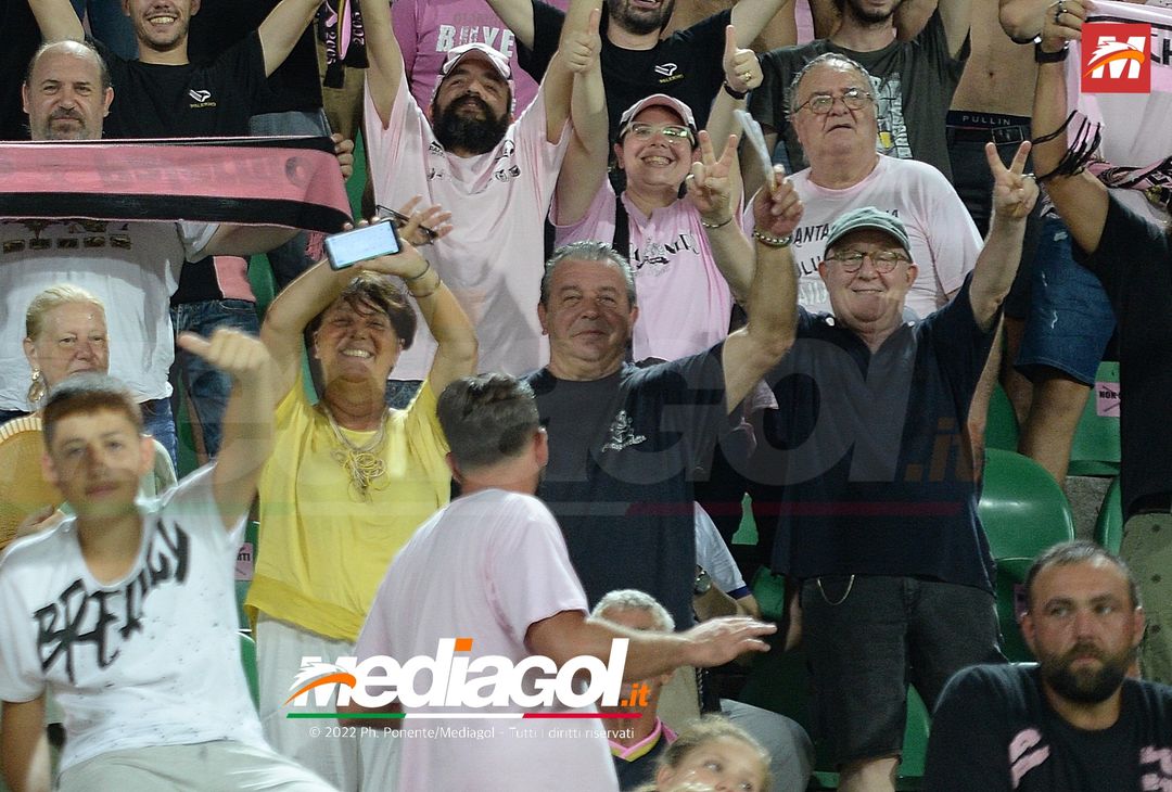 FOTOTIFO, Palermo-Genoa 1-0: i tifosi allo stadio “Renzo Barbera” (Gallery) - immagine 34