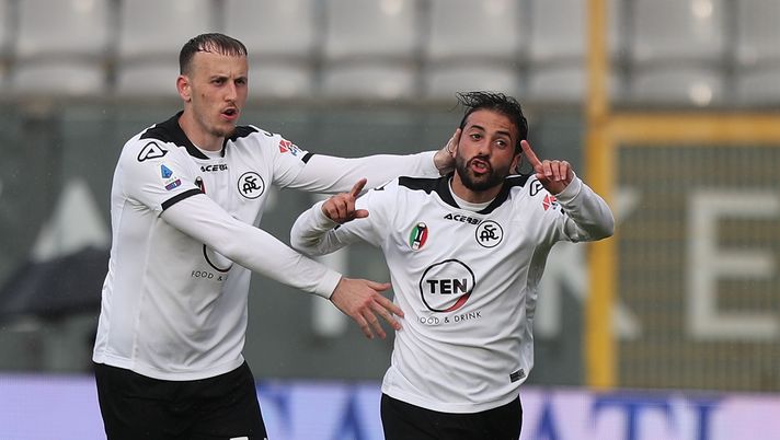 LA SPEZIA, ITALY - MARCH 06: Daniele Verde of Spezia Calcio celebrates after scoring a goal during the Serie A match between Spezia Calcio and Benevento Calcio at Stadio Alberto Picco on March 6, 2021 in La Spezia, Italy.  (Photo by Gabriele Maltinti/Getty Images) 
