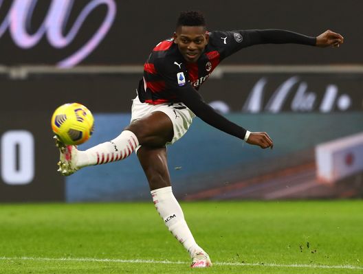  MILAN, ITALY - JANUARY 06: Rafael Leao of AC Milan kicks a ball during the Serie A match between AC Milan and Juventus at Stadio Giuseppe Meazza on January 6, 2021 in Milan, Italy. (Photo by Marco Luzzani/Getty Images) 