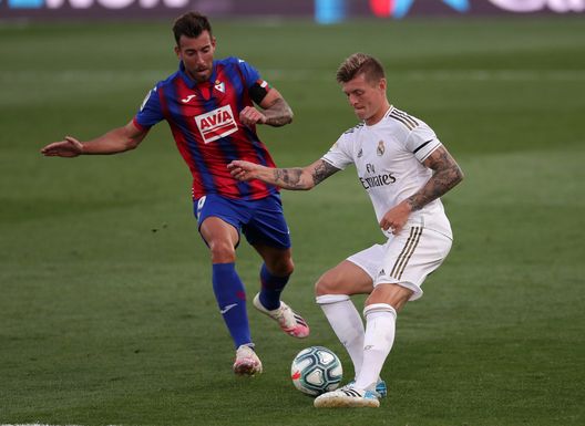 MADRID, SPAIN - JUNE 14: Segi Enrich of Eibar battles for possession with Toni Kroos of Real Madrid during the Liga match between Real Madrid CF and SD Eibar SAD at Estadio Alfredo Di Stefano on June 14, 2020 in Madrid, Spain. (Photo by Gonzalo Arroyo Moreno/Getty Images) Kroos e… Parigi: “Con Ramos siamo ancora amici. Non è un segreto che il Real cerchi Mbappé, è un top player”- immagine 2