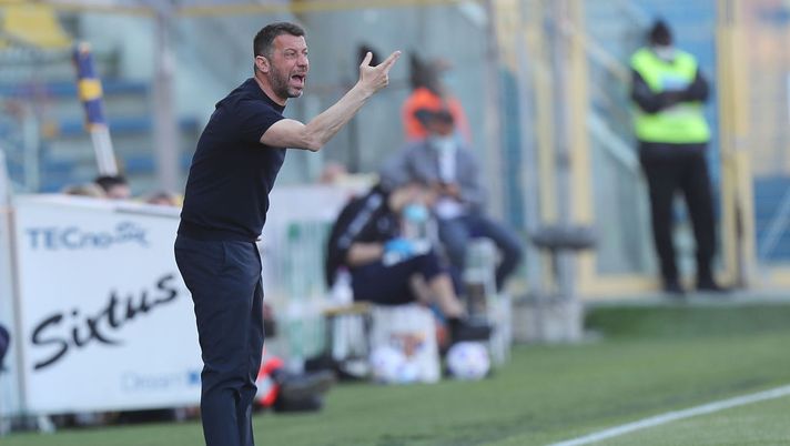 PARMA, ITALY - APRIL 24: Roberto D'Aversa manager of Parma Calcio shouts instructions to his players during the Serie A match between Parma Calcio and FC Crotone at Stadio Ennio Tardini on April 24, 2021 in Parma, Italy. Sporting stadiums around Italy remain under strict restrictions due to the Coronavirus Pandemic as Government social distancing laws prohibit fans inside venues resulting in games being played behind closed doors. (Photo by Gabriele Maltinti/Getty Images) PARMA, ITALY - APRIL 24: Roberto D'Aversa manager of Parma Calcio shouts instructions to his players during the Serie A match between Parma Calcio and FC Crotone at Stadio Ennio Tardini on April 24, 2021 in Parma, Italy. Sporting stadiums around Italy remain under strict restrictions due to the Coronavirus Pandemic as Government social distancing laws prohibit fans inside venues resulting in games being played behind closed doors. (Photo by Gabriele Maltinti/Getty Images)