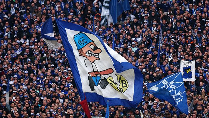 Derby della Ruhr, zero scontri ma troppi fumogeni: una donna ferita all’occhio - immagine 1