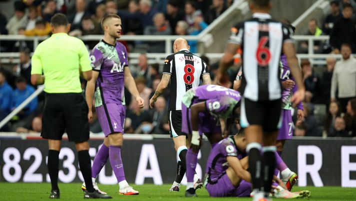 NEWCASTLE UPON TYNE, ENGLAND - OCTOBER 17: Jonjo Shelvey of Newcastle United looks dejected after receiving a red card for a foul on Tanguy Ndombele of Tottenham Hotspur during the Premier League match between Newcastle United and Tottenham Hotspur at St. James Park on October 17, 2021 in Newcastle upon Tyne, England. (Photo by Ian MacNicol/Getty Images) NEWCASTLE UPON TYNE, ENGLAND - OCTOBER 17: Jonjo Shelvey of Newcastle United looks dejected after receiving a red card for a foul on Tanguy Ndombele of Tottenham Hotspur during the Premier League match between Newcastle United and Tottenham Hotspur at St. James Park on October 17, 2021 in Newcastle upon Tyne, England. (Photo by Ian MacNicol/Getty Images)